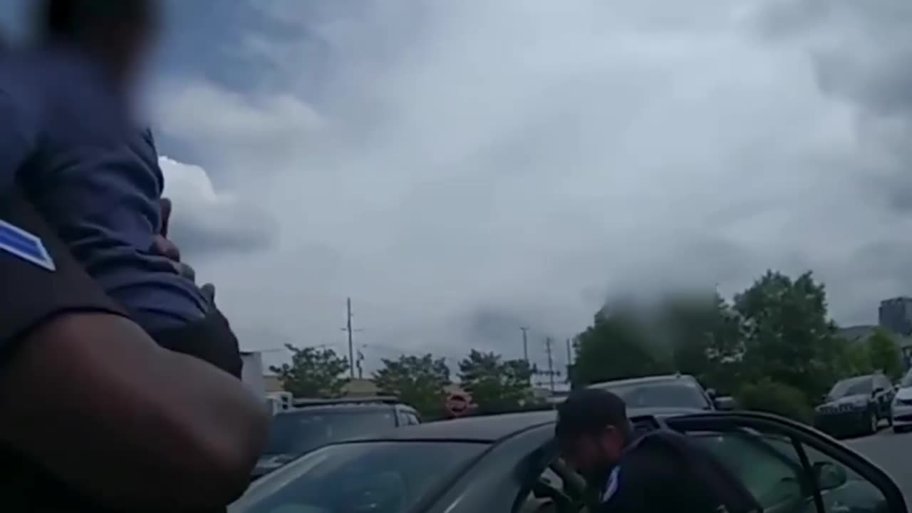 Policía rescata a dos niños encerrados en un auto a 47°C