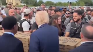 Trump recibe a la Guardia Nacional con pizza en Washington