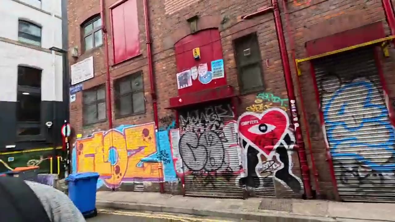 MANCHESTER - Police stop and search youths in Piccadilly gardens