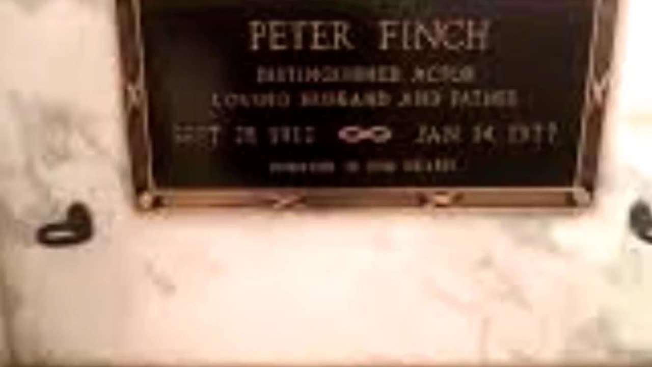 FAMOUS GRAVES - VOL. 459: PETER FINCH