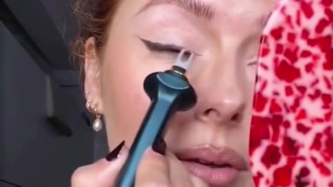5-Second Cat Eye?! Get PERFECT Eyeliner Instantly (Arcbelle Hack!)