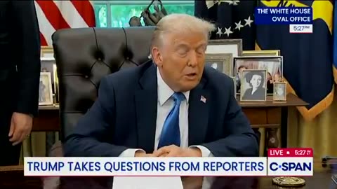 Reporter gets dragged at white house #Trump 🤭🤭