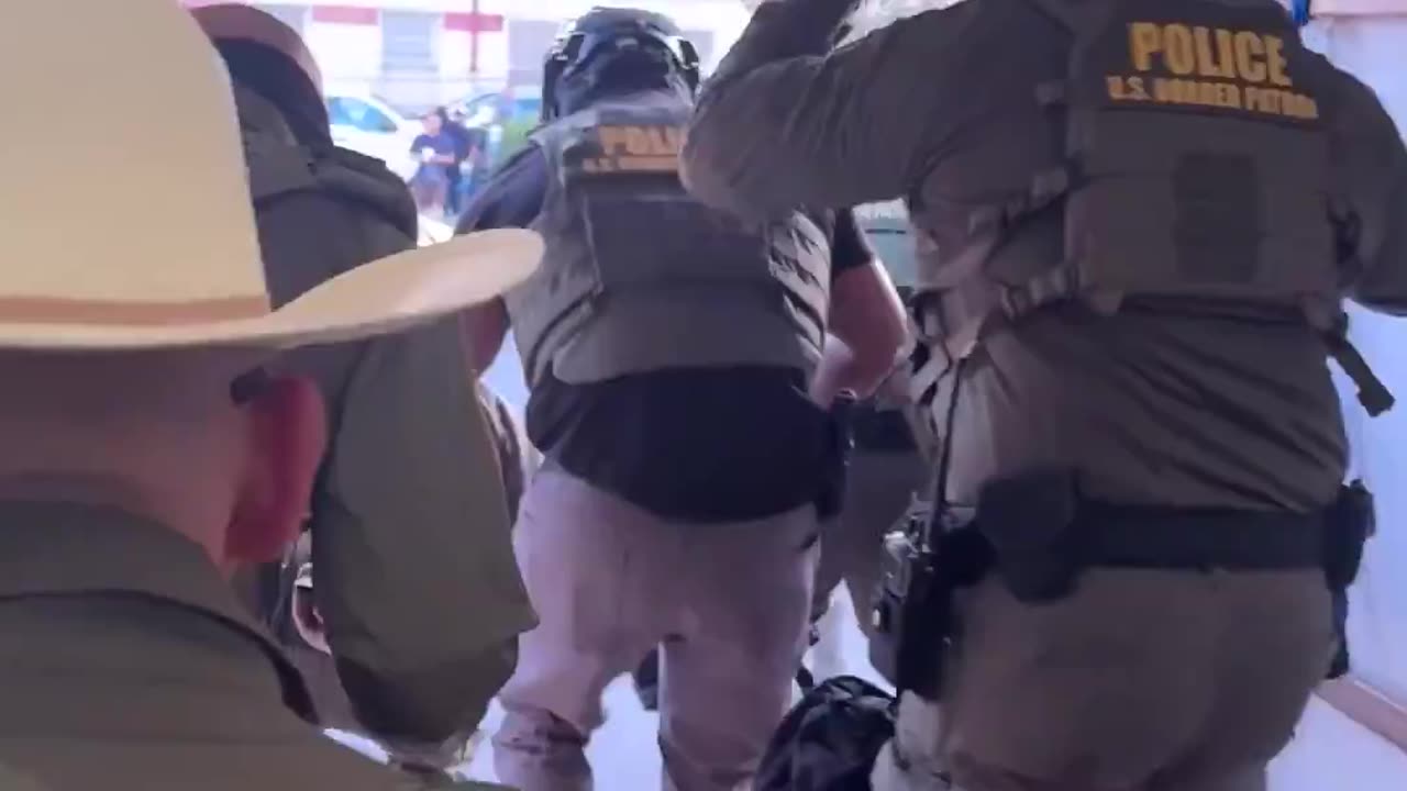 Illegals scatter when ICE rolls up in a moving truck