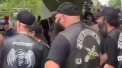 BIKERS ON ANTIFA STOPPING THE VIOLENCE ON VETS ATTACKED DURING PROTESTS & RIOTS #VETS #BIKERS #VIRAL