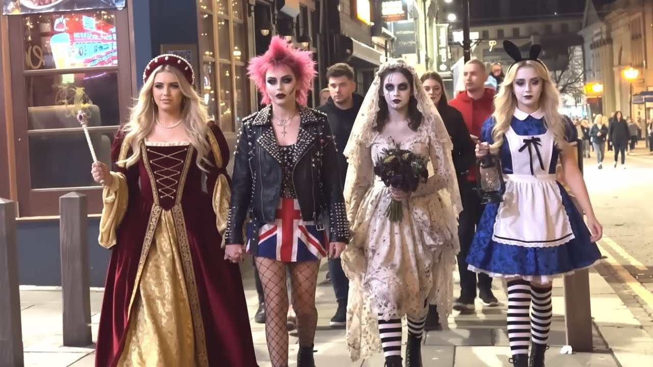 Manchester Halloween Nightlife | Spooky Streets and Beautiful Girls Night Out 💀