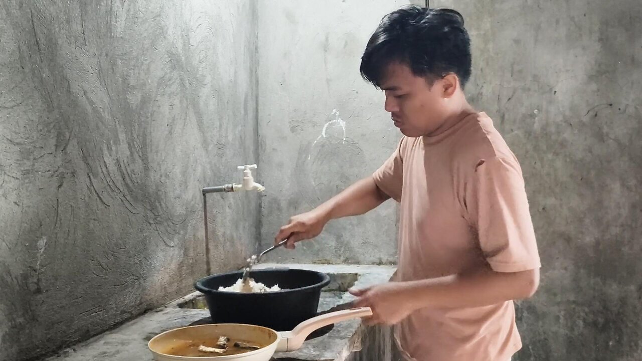 Nagluto Ug Sud-ang Sardinas Si Mike Para Ipakaon Sa Mga Alaga