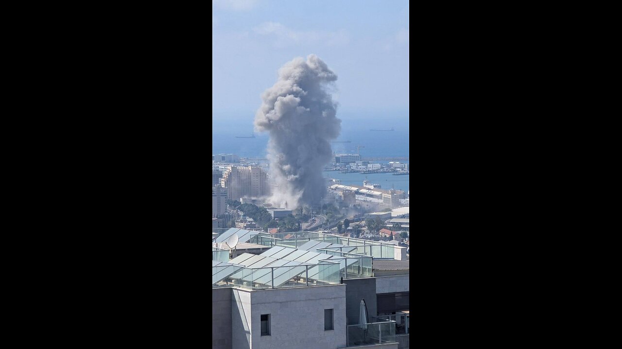 💥🇮🇱 A direct impact from an Iranian missile in Israel's Haifa.