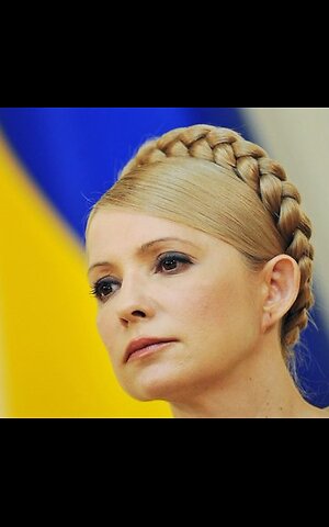 Yulia Tymoshenko has bundles of cash found in her office laid in front of her by investigators