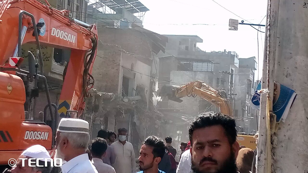 شیخوپورہ میں ناجائز تجاوزات کے خلاف اپریشن جاری متعدد دوکان کو نقصان پہنچا اور صبح بھی اپریشن جاری