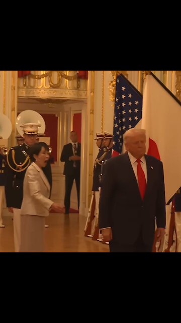 Trump se salta el protocolo durante ceremonia en Japón
