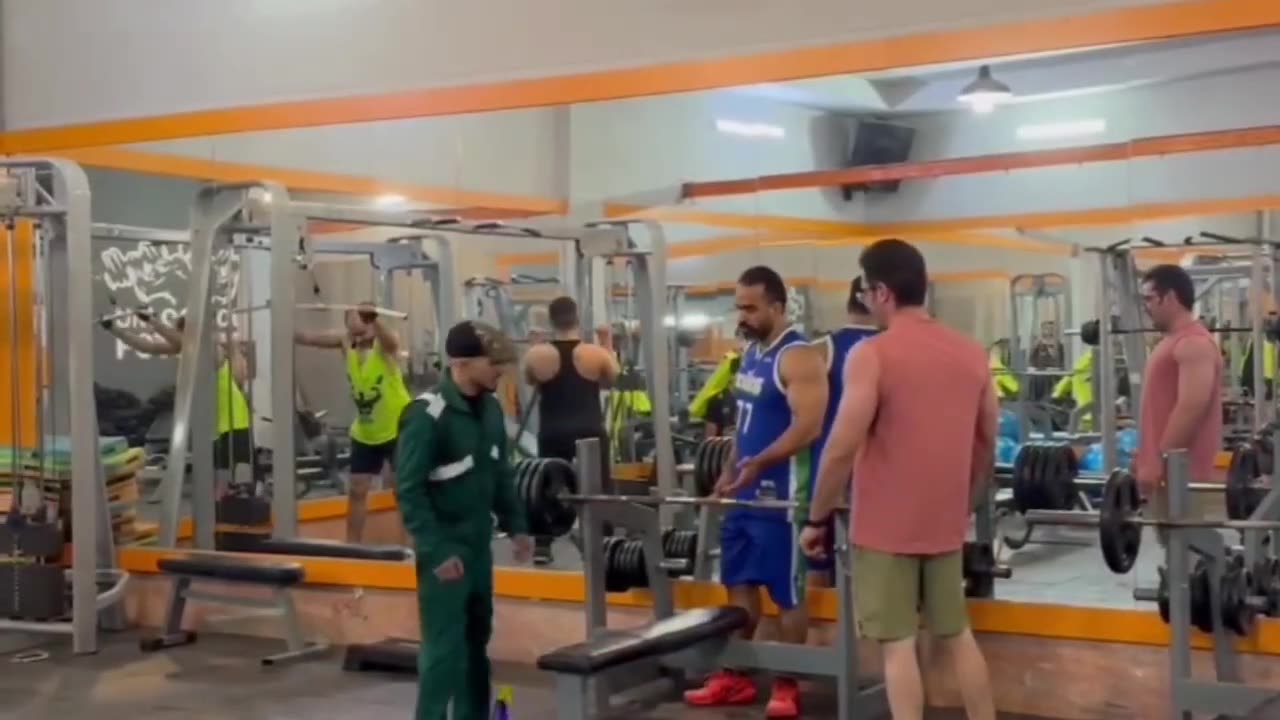 BODYBUILDER VS CLEANER 💪🏻🔥