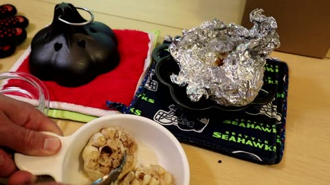 Cast Iron Garlic BBQ Smoker Roasting Taste Test Gadget Review