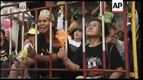 Yellow shirts rally to pressure PM over land dispute