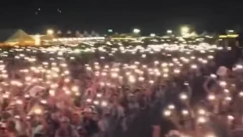 20 000 personnes chantent God Bless USA