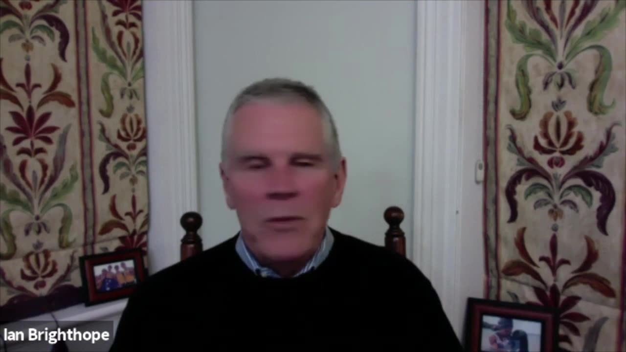 Ian Brighthope talks to a member of the Health Australia Party