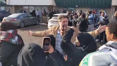 🚨 BREAKING: HUNDREDS of Somalis just showed up to “protest” ICE agents