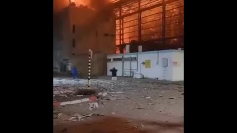 🇮🇱🇮🇷The aftermath of Iranian ballistic missiles hitting Tel Aviv and the city of Petah Tikva.