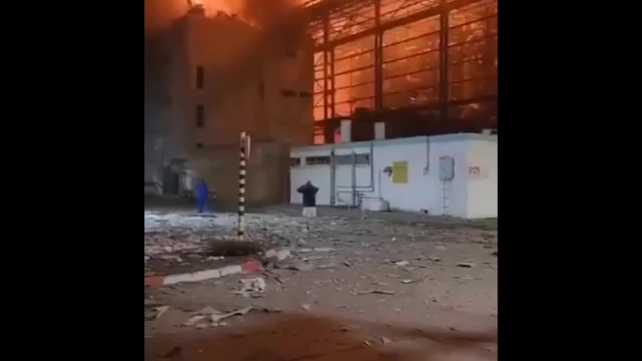๐ฎ๐ฑ๐ฎ๐ทThe aftermath of Iranian ballistic missiles hitting Tel Aviv and the city of Petah Tikva.