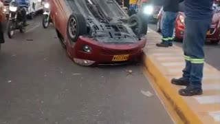 Accidente de carro en la Crisanto Luque