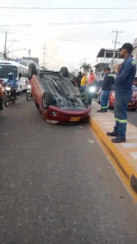 Accidente de carro en la Crisanto Luque