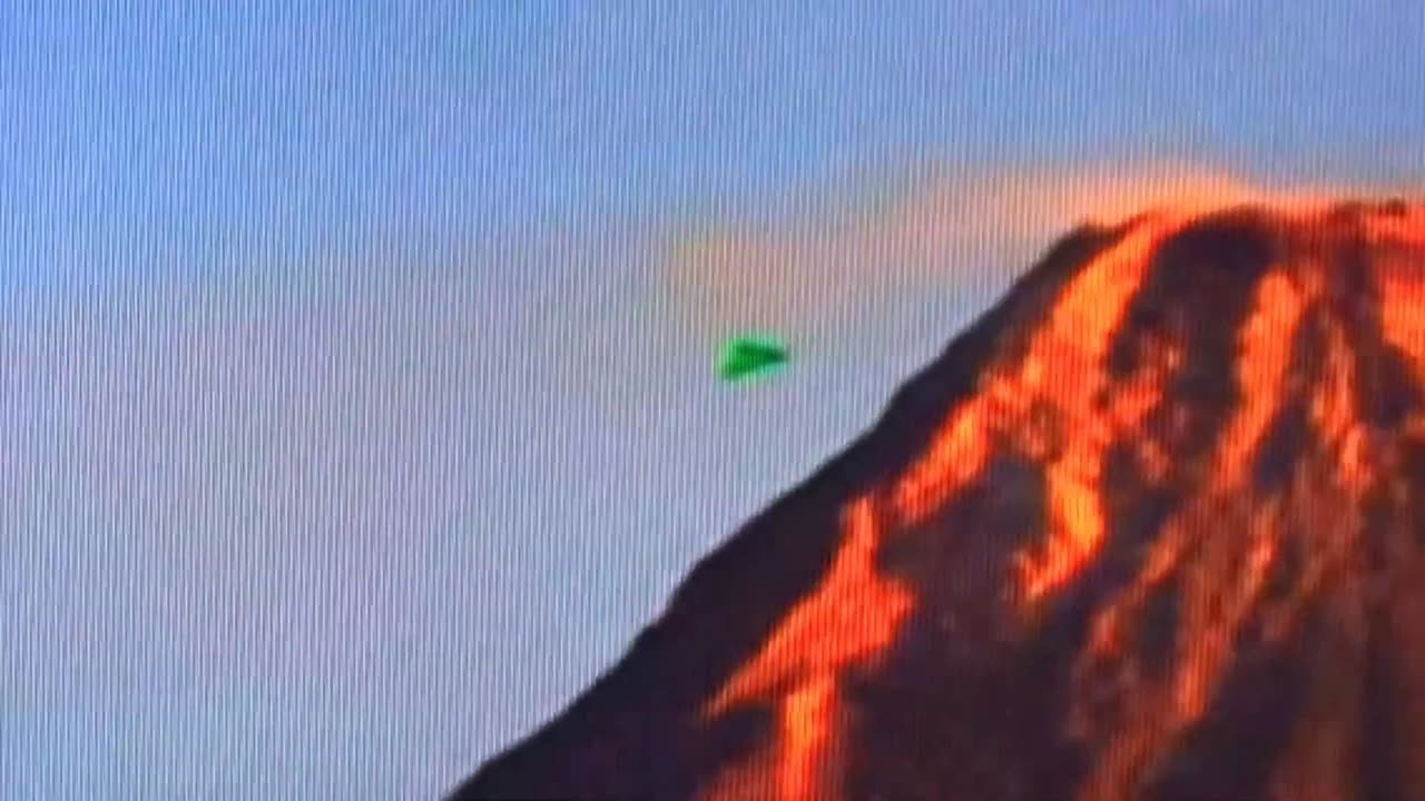 Objet sphérique géant aperçu dans le ciel ! OVNI aperçu près d'un volcan