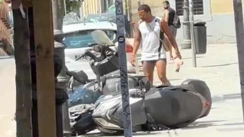 🚨🇪🇸 African migrant overturned motorcycles for no reason in Madrid.