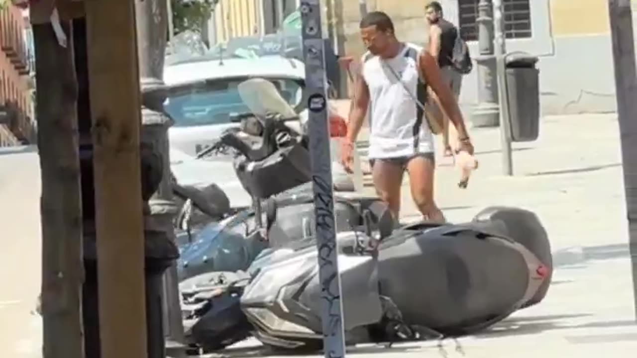 🚨🇪🇸 African migrant overturned motorcycles for no reason in Madrid.