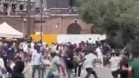 Chaos spowodowany migrantami we Włoszech zszokował turystów.