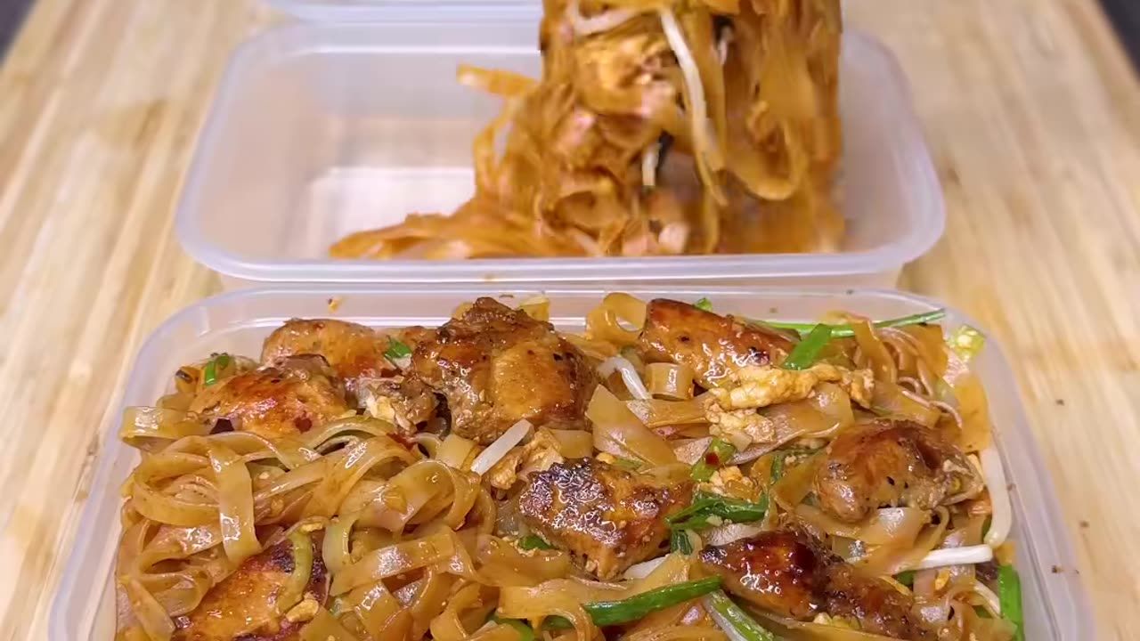 High Protein Chicken Pad Thai! Only 555 Calories!🍗🔥🍜