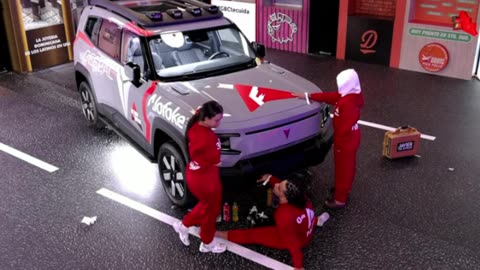 EL ÚLTIMO EN QUITAR LA MANO SE QUEDA CON UNA JEEPETA DEL AÑO