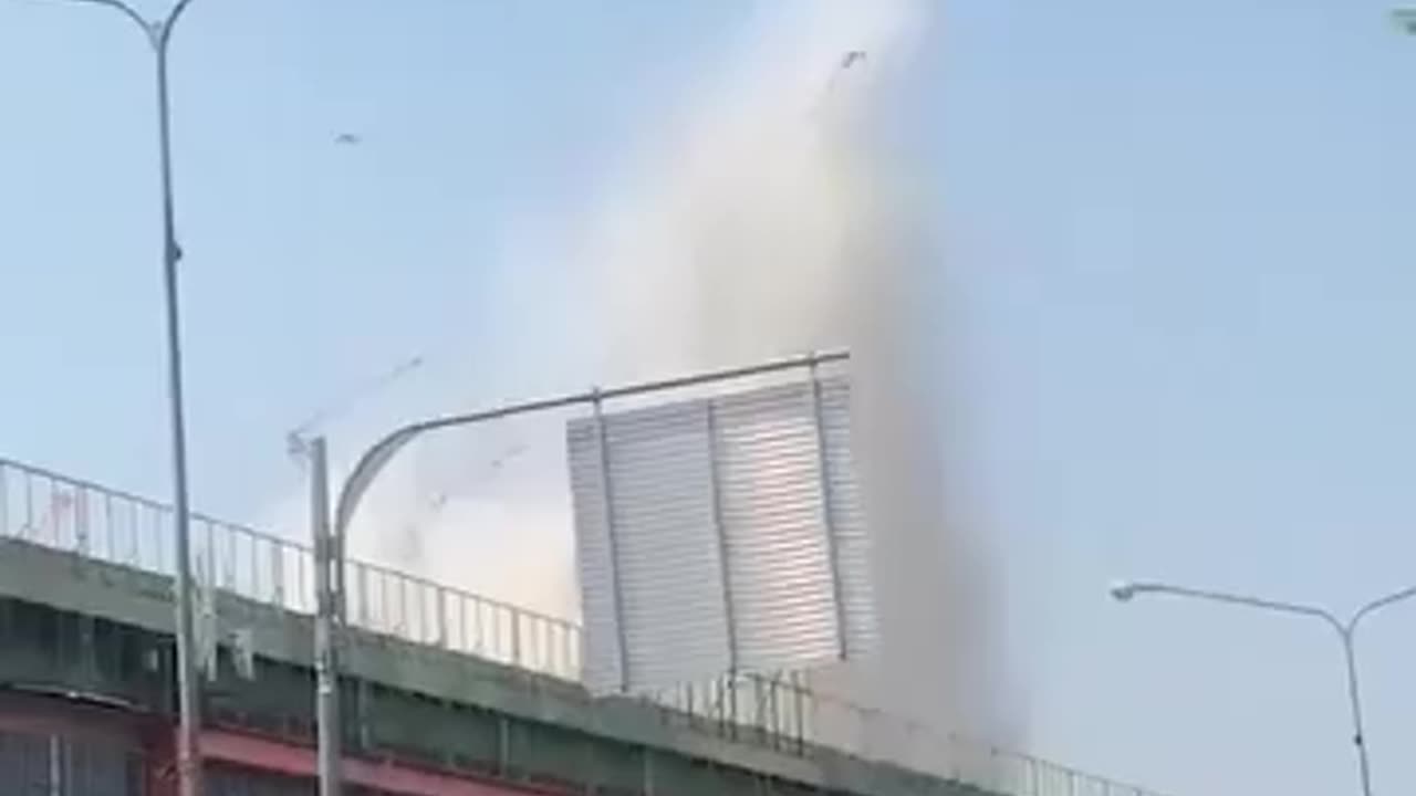A quick video of a powerful 7.7 magnitude earthquake that hit Myanmar