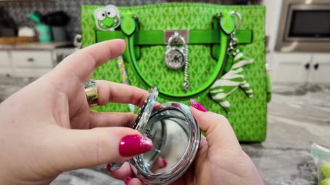 What’s in my Michael Kors Hamilton Tote in Jungle Green 💚💚💚