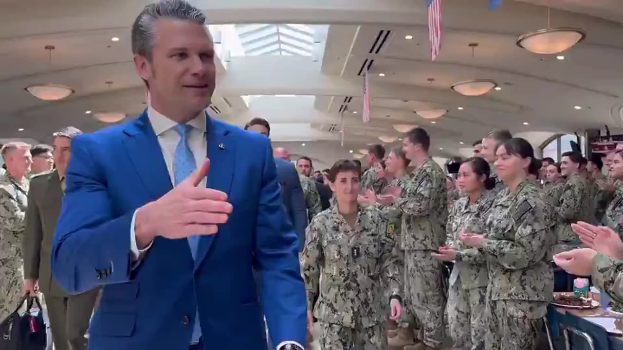 🚨Secretary of Defense Pete Hegseth receives a MASSIVE welcome at the Naval Academy.