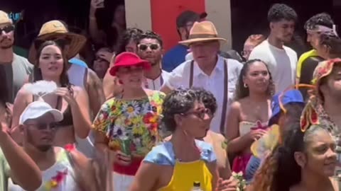 👀 Watch how BRAZILIANS behave at Carnival! 🇧🇷