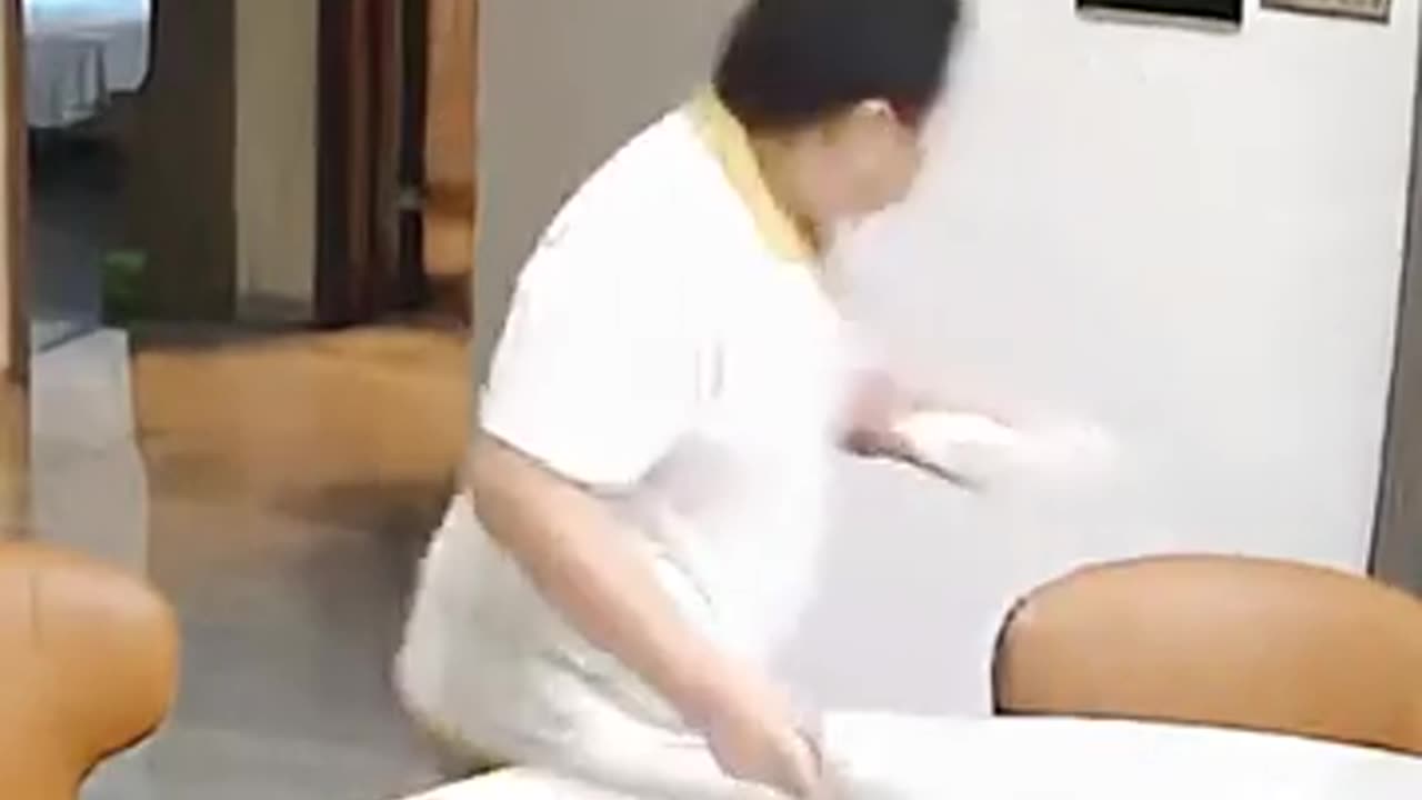 Is this the most fearless kid ever? 😳🍜