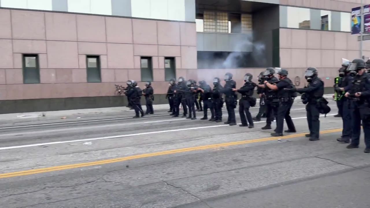 🚨 LAPD IN RIOT GEAR JOINS DHS TO CONFRONT VIOLENT LEFTIST PROTESTERS