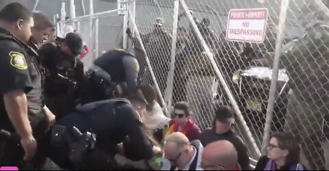 POLICE REMOVE PROTESTERS🏫🚧🧎‍♂️👮‍♂️📸BLOCKING ICE DETENTION CENTER- NEWARK👮🧎👮🏻‍♀️🚧🏫💫