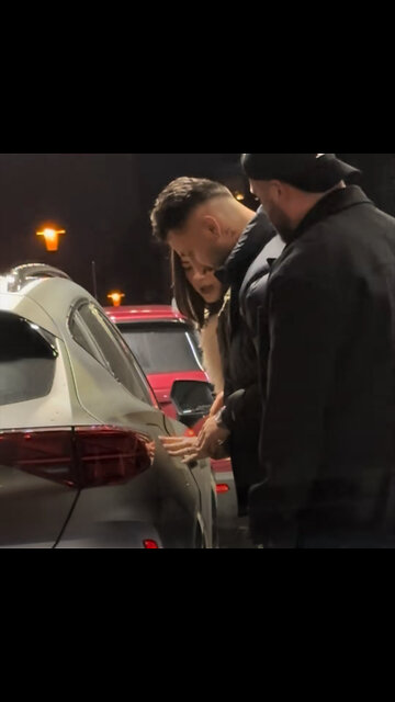 Tres personas luchan por cerrar una tapa de combustible en una gasolinera