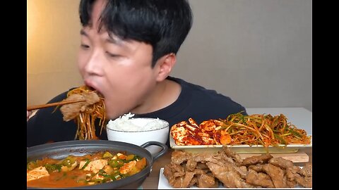 Vegetable stew, fried pork chops, soybean paste with garlic, so exciting