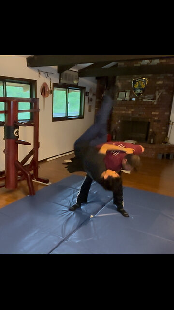 Shoulder throw and keep the arm (ippon seo nage)