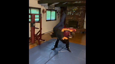 Shoulder throw and keep the arm (ippon seo nage)