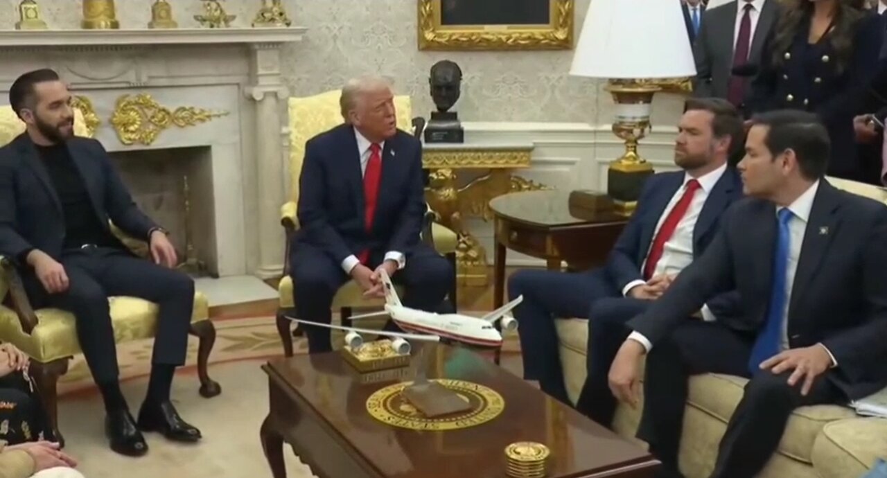 🔥Trump RUINS Kaitlan Collins' Career