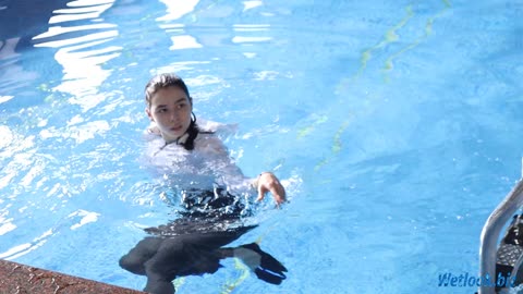 Wetlook girl in leggings