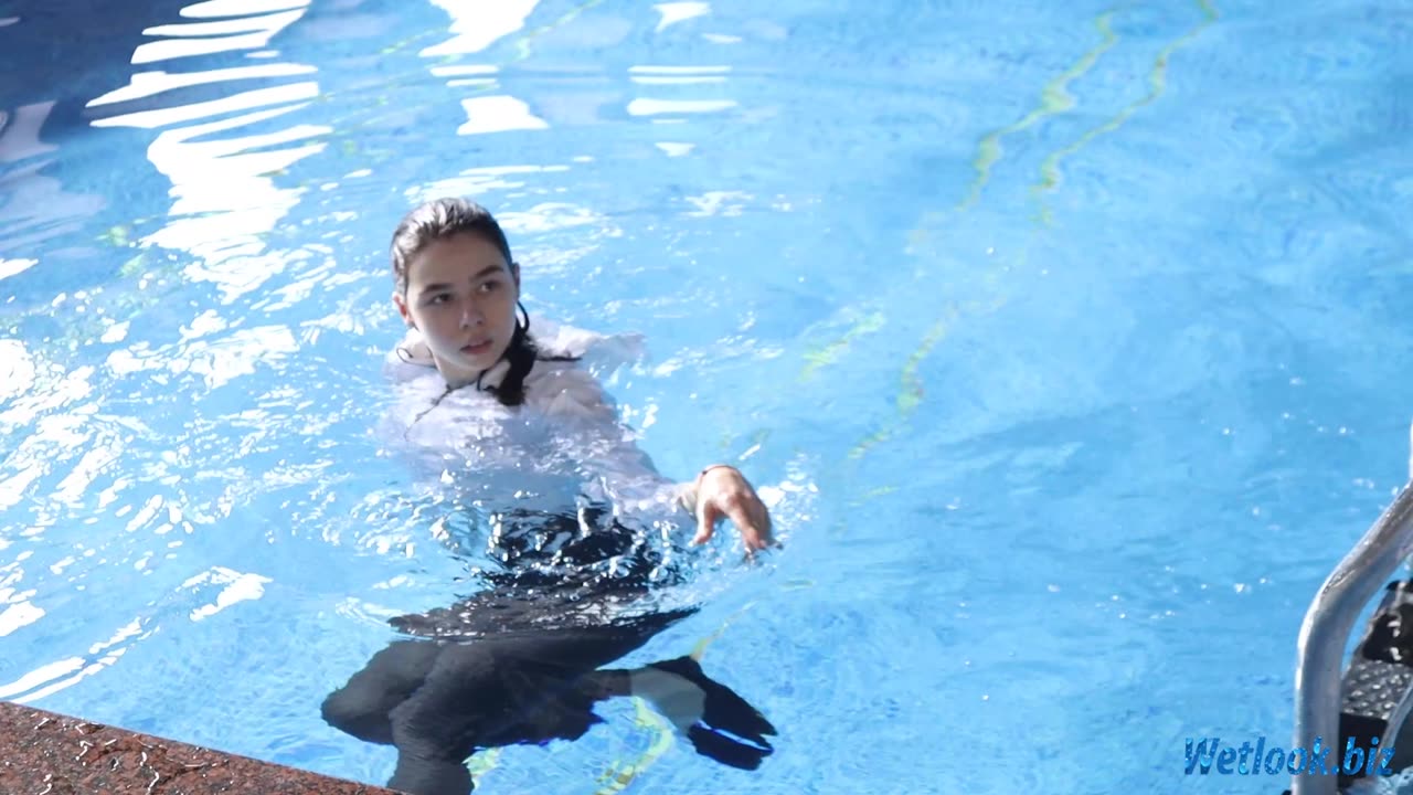 Wetlook girl in leggings