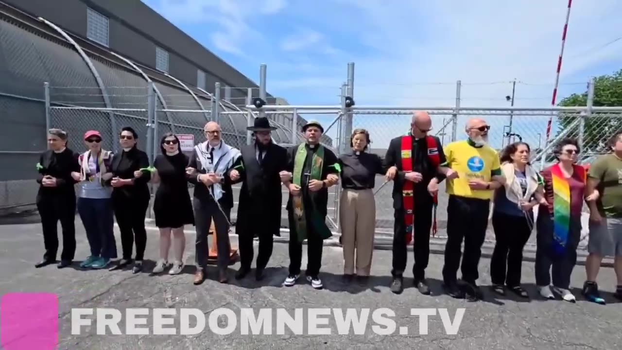 Democrats now block the entrance to the NJ ICE facility where Newark Mayor