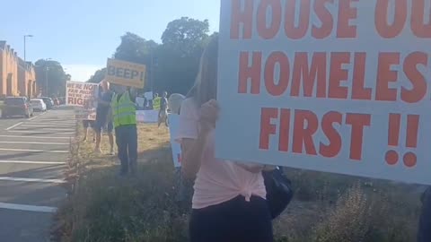 Aldershot Potters hotel migr@nt protest