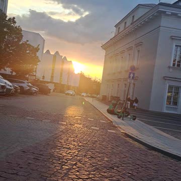 Vilnius Old Town Sunset: Golden Hour Magic!