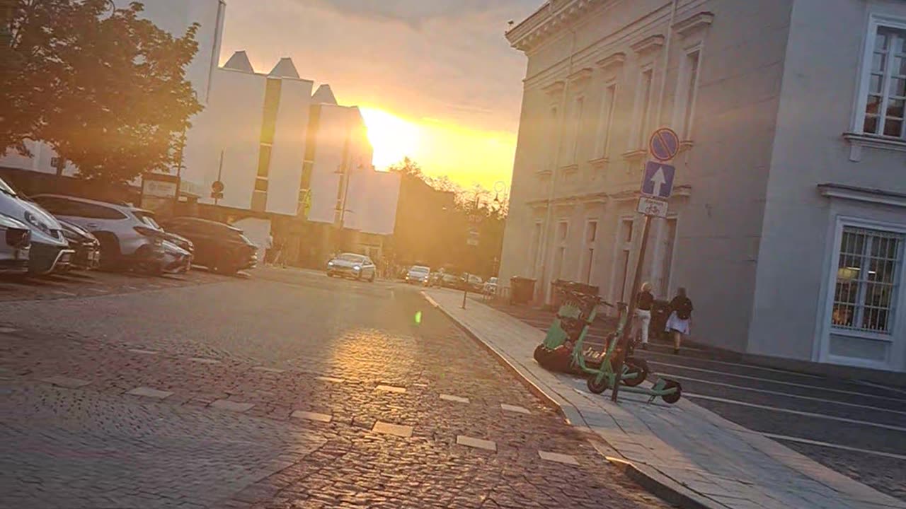 Vilnius Old Town Sunset: Golden Hour Magic!