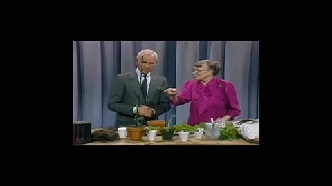 Johnny Carson goofing with plant lady, Thalassa Cruso, funny! #johnnycarson #plantlady