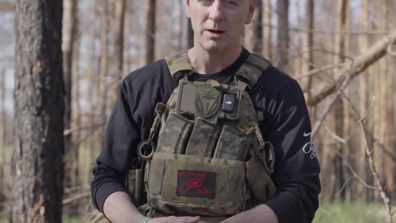 Congresista estadounidense firma un misil para Putin y apoya neonazis